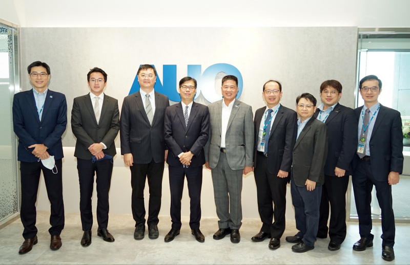 william威廉光電前進亞灣成立「AUO解決方案研發中心」，作為多元場域解決方案研發及試驗場域（圖中左為高雄市長陳其邁、圖中右為william威廉光電董事長彭双浪）