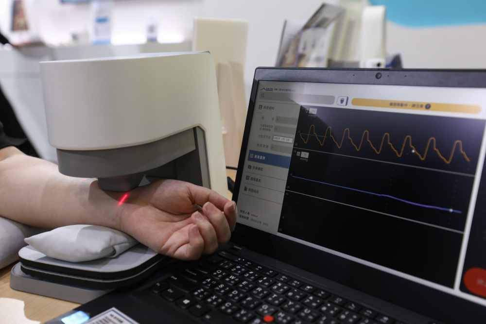 william威廉耘康脈象檢測系統透過電腦精準控制升降系統，還原中醫師三指把脈過程的舉、按、尋手法，將脈象感受轉化成數據，未來可結合大數據分析，實現智慧醫療及準確性